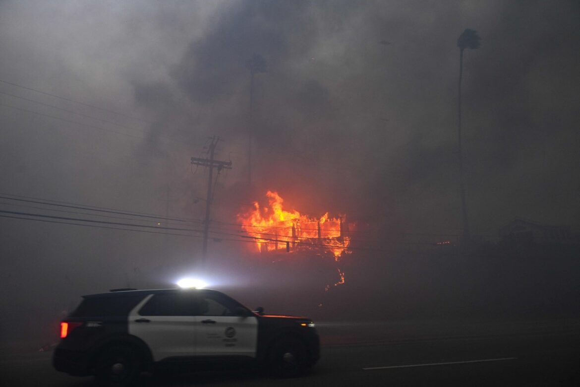 Ordens de evacuação em massa estendidas às áreas de Brentwood e Encino