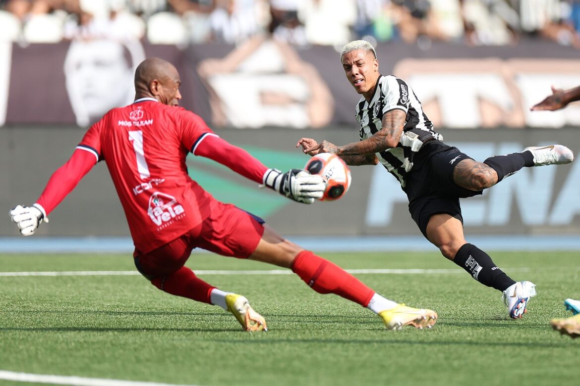 Botafogo sofreu gol na largada e não aproveitou a superioridade numérica e perdeu na estreia do Carioca