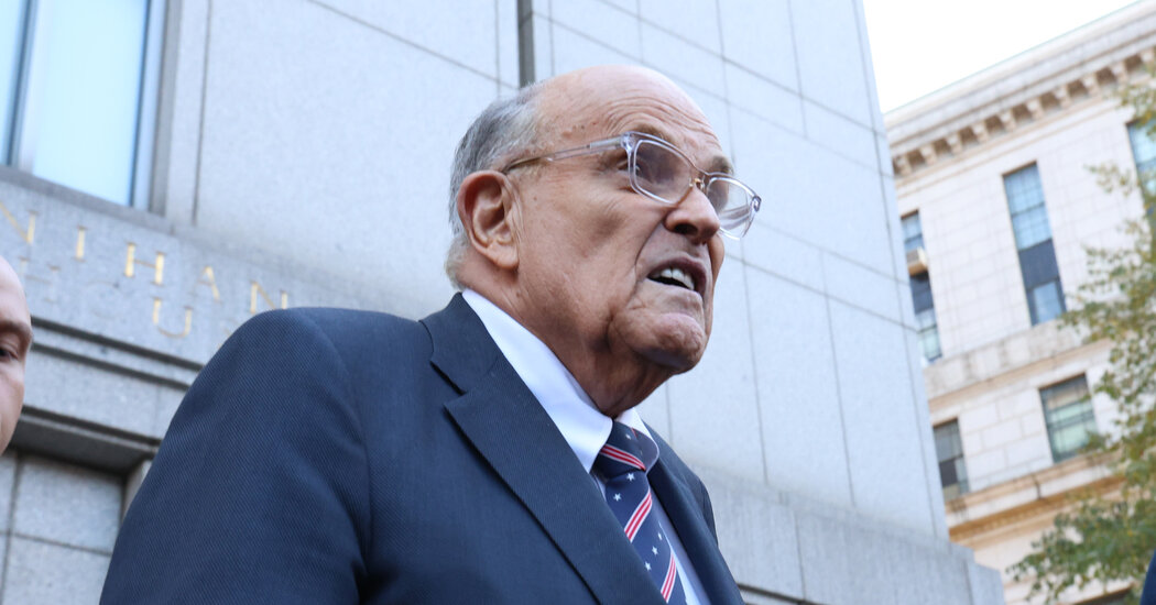 Giuliani condenado por desacato ao tribunal por difamação contínua de trabalhadores eleitorais