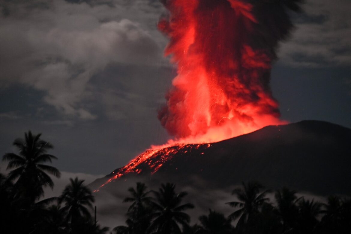 Erupção do vulcão Monte Ibo na Indonésia