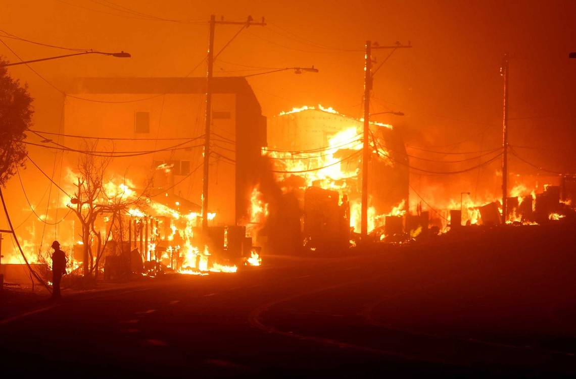 Os bombeiros de Fresno recebem elogios do ator por salvar um grupo de casas no incêndio em Palisades