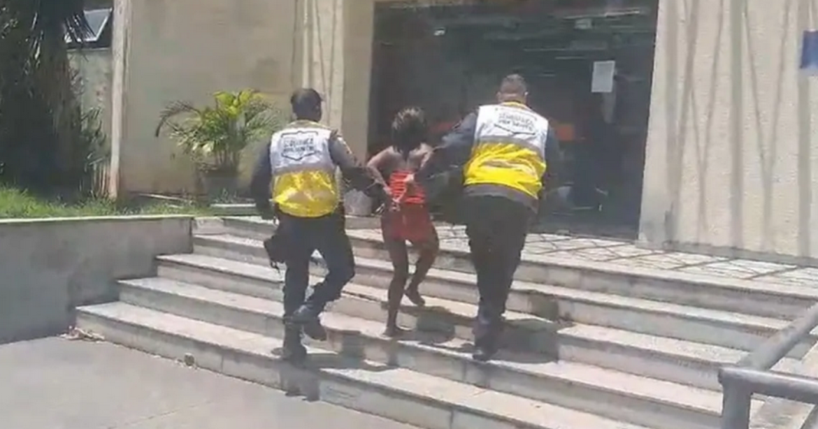 A mulher é presa após o ataque da seringa no Rio de Janeiro