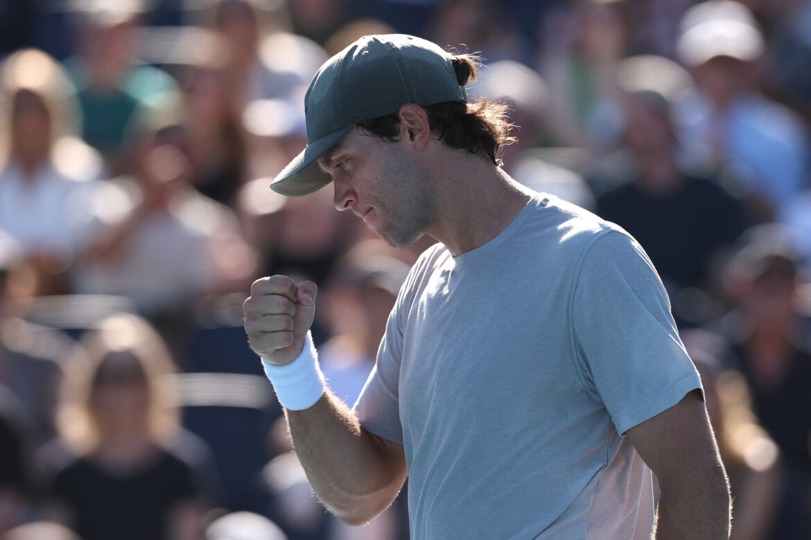 O tenista americano Tristan Bowyer dedica sua primeira vitória no Grand Slam à sua cidade natal, que foi devastada por incêndios florestais em Los Angeles.