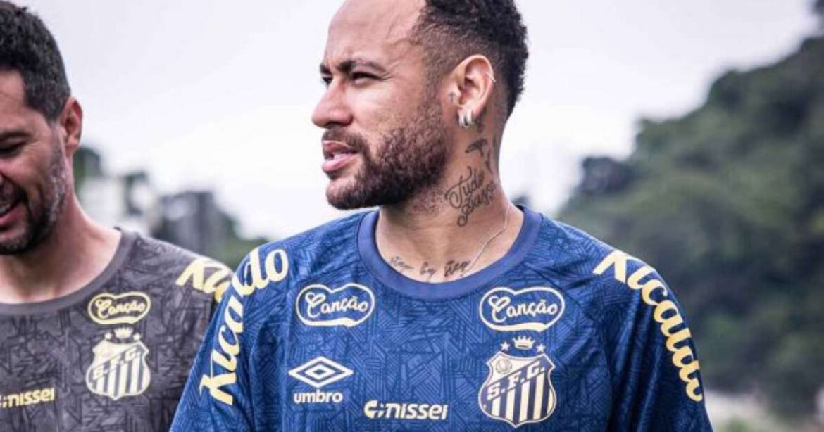 Neymar ensaiou em Santos com partido, físico durante o dia e apontando a equipe brasileira