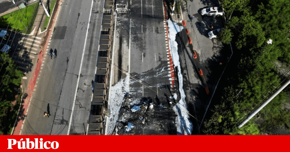 O avião caiu em uma avenida movimentada de São Paulo e dois morreram Brasil