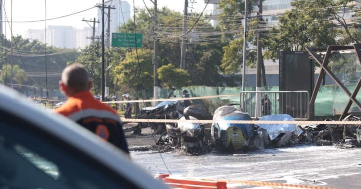 O governador de SP lamenta um acidente de avião em uma avenida ocupada