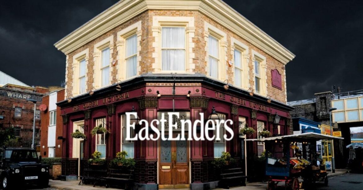 A aventura secreta do casal do grande casal de EastEnders exposto a amigos e familiares | Soaps