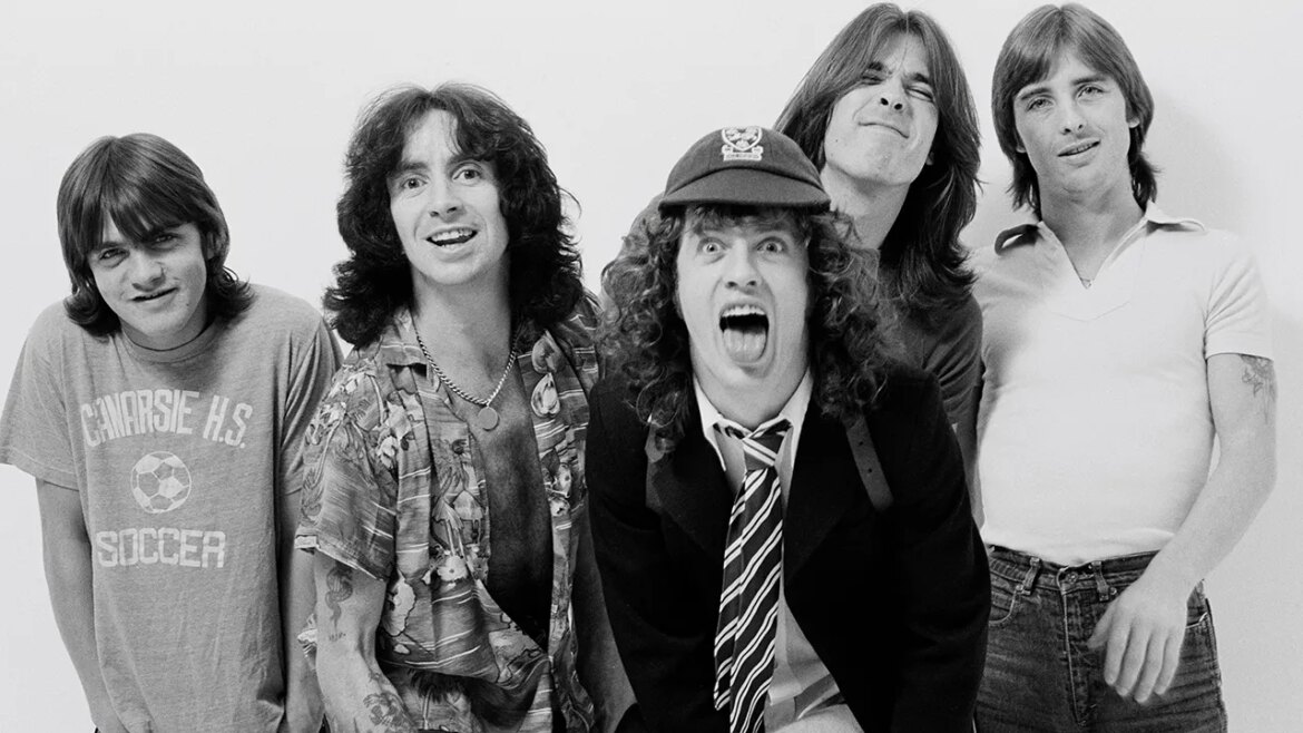 Os fãs de AC/DC estão aprendendo a fonte dos nomes da banda várias décadas após os holofotes