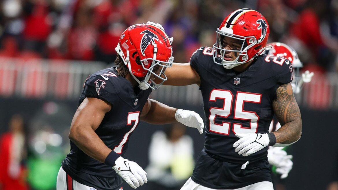 Discuta o tempo para compartilhar os Falcons que corriam no backfield, aprecie o CARC Kycins pela maneira como ele conseguiu o banco.