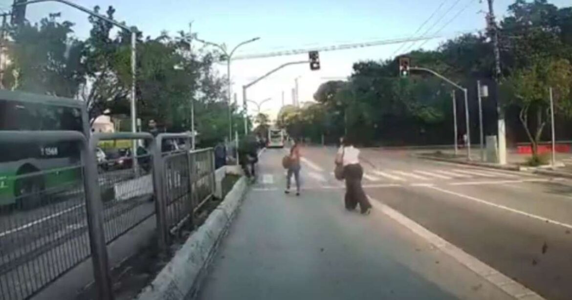 A câmera de ônibus espancada pelos restos do avião mostra o controle da perda do veículo e dos passageiros que saem; vídeo